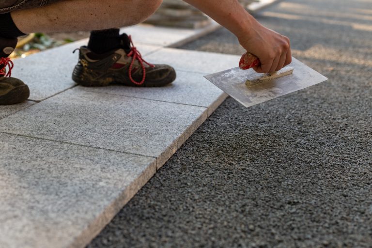 Granitplatten-verlegen-768x512