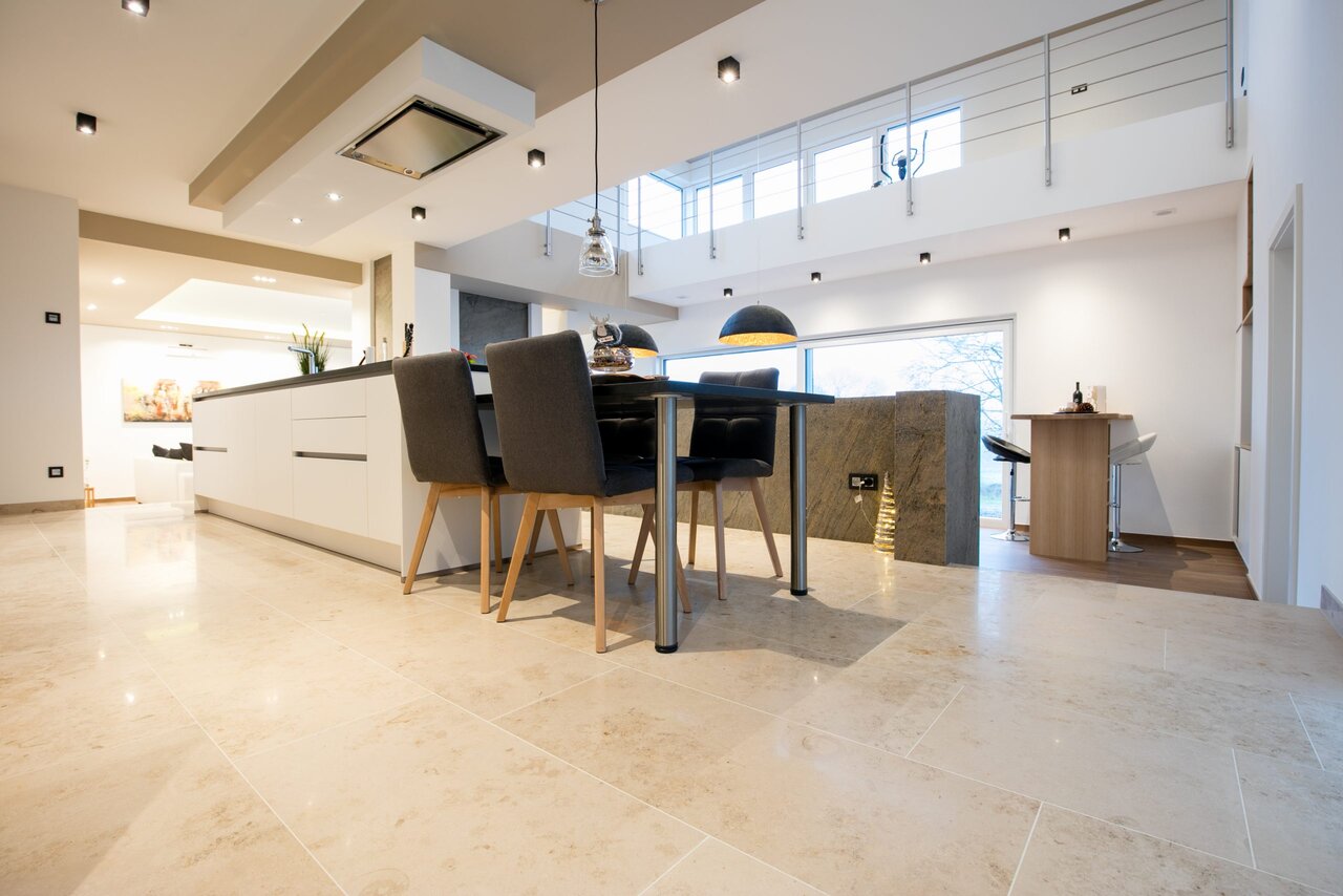 fl50215xxx-kalksteinfliesen-maxberg-jura-gelb-geschliffen_wohnen_2-scaled