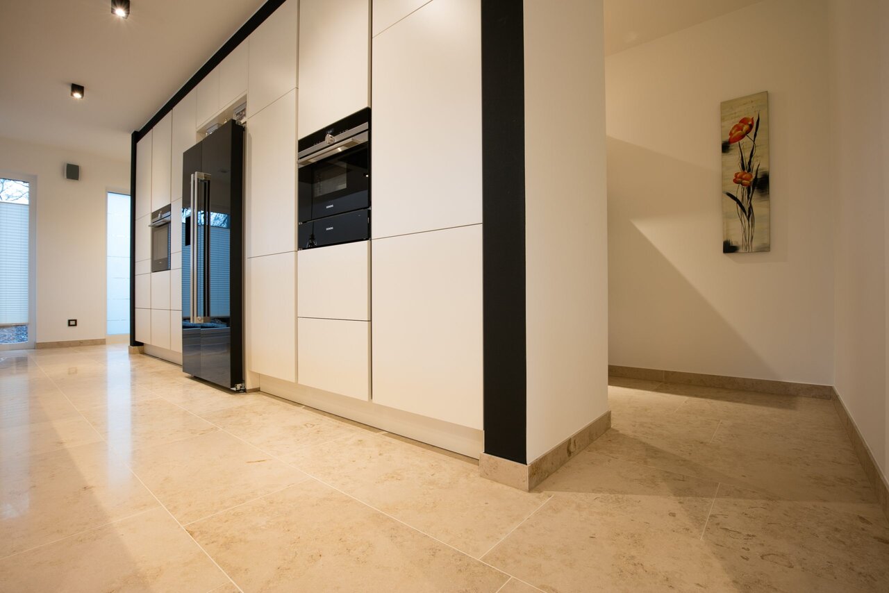 fl50215xxx-kalksteinfliesen-maxberg-jura-gelb-geschliffen_wohnen_4-scaled