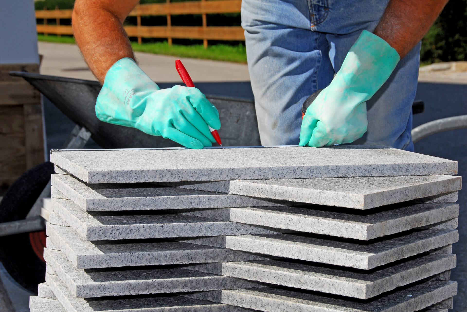 Beschreibung und Bildunterschrift: Planung beim Verlegen von Terrassenplatten