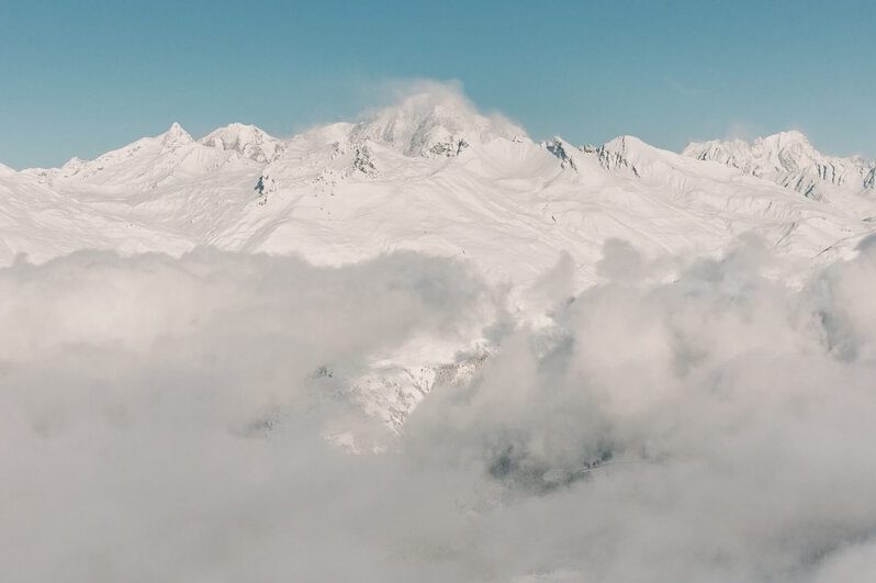 Streusalz auf Naturstein aestivate Berge mit Schnee aestivate