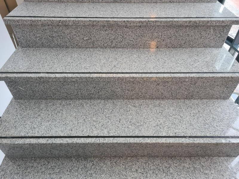 Kontraststreifen-in-Granitstufen- aestivate Blockstufen mit Kontraststreifen aestivate