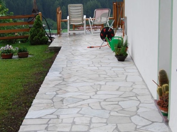 Gehweg aus Polygonalplatten aestivate