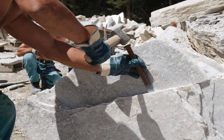 silberquarzit-abbau-aestivate Silberquarzit im Steinbruch aestivate