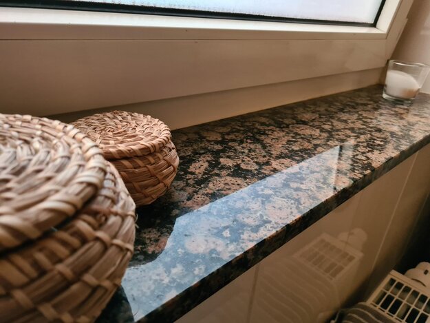 Fensterbank aus Baltic Braun Granit aestivate