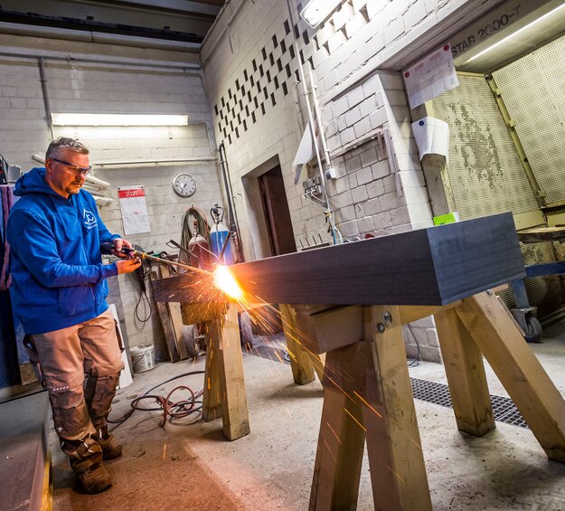 Bearbeitung von Naturstein mit Flammlanze aestivate