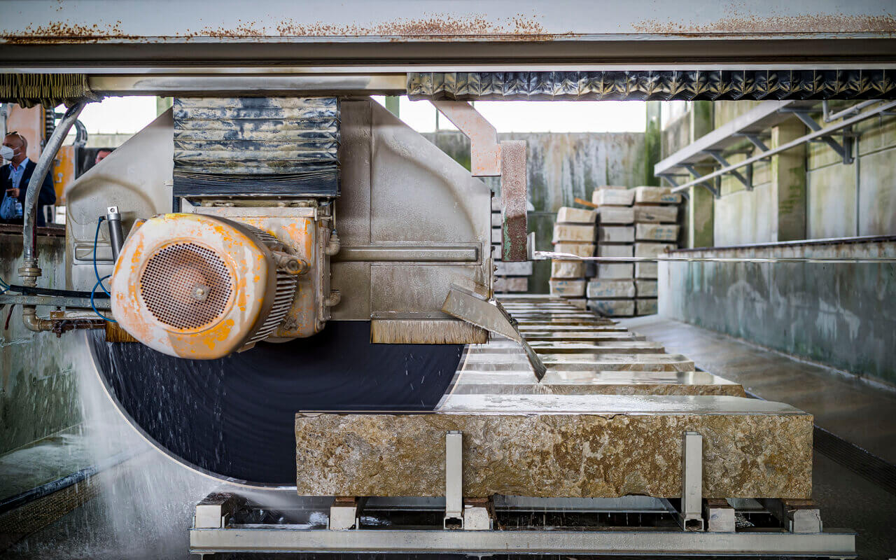 Naturstein Rohblock wird gesägt aestivate