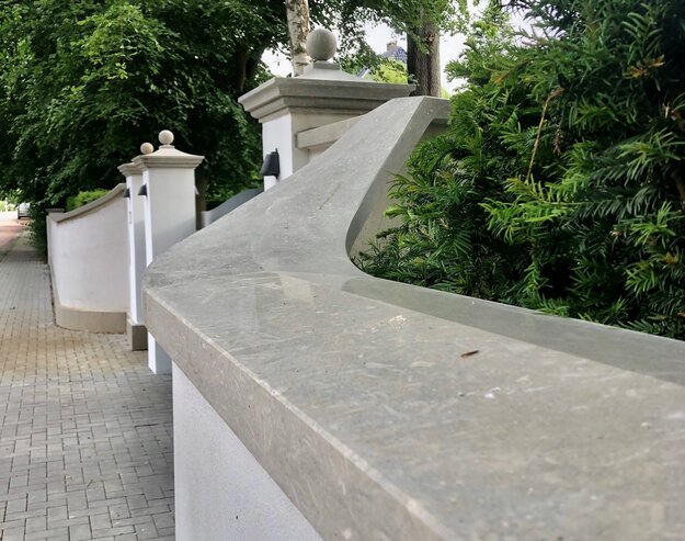 Mauerabdeckung aus Oliva Kalkstein aestivate