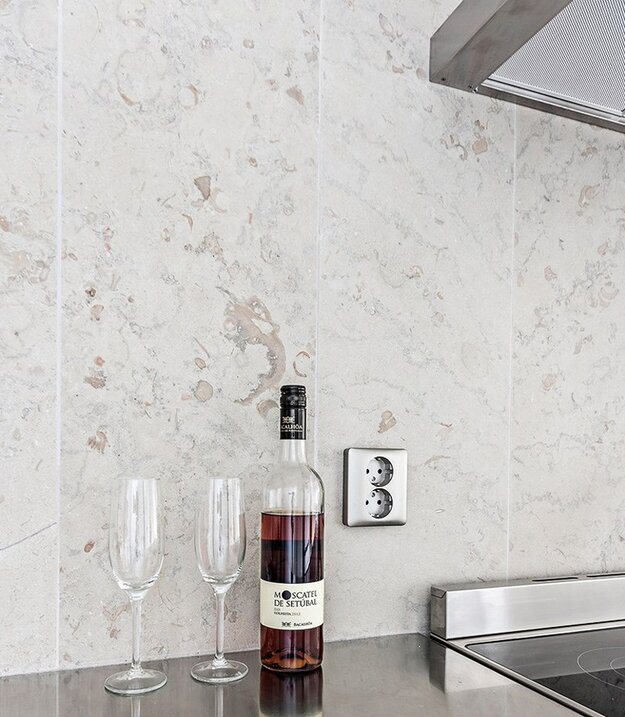 Rückwand aus Kalkstein aestivate