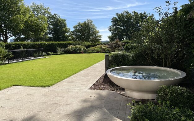 Brand-Gelb-Granit-Ausenanlage-mit-BRunnen-aestivate Golmberg Granit aestivate.de 2