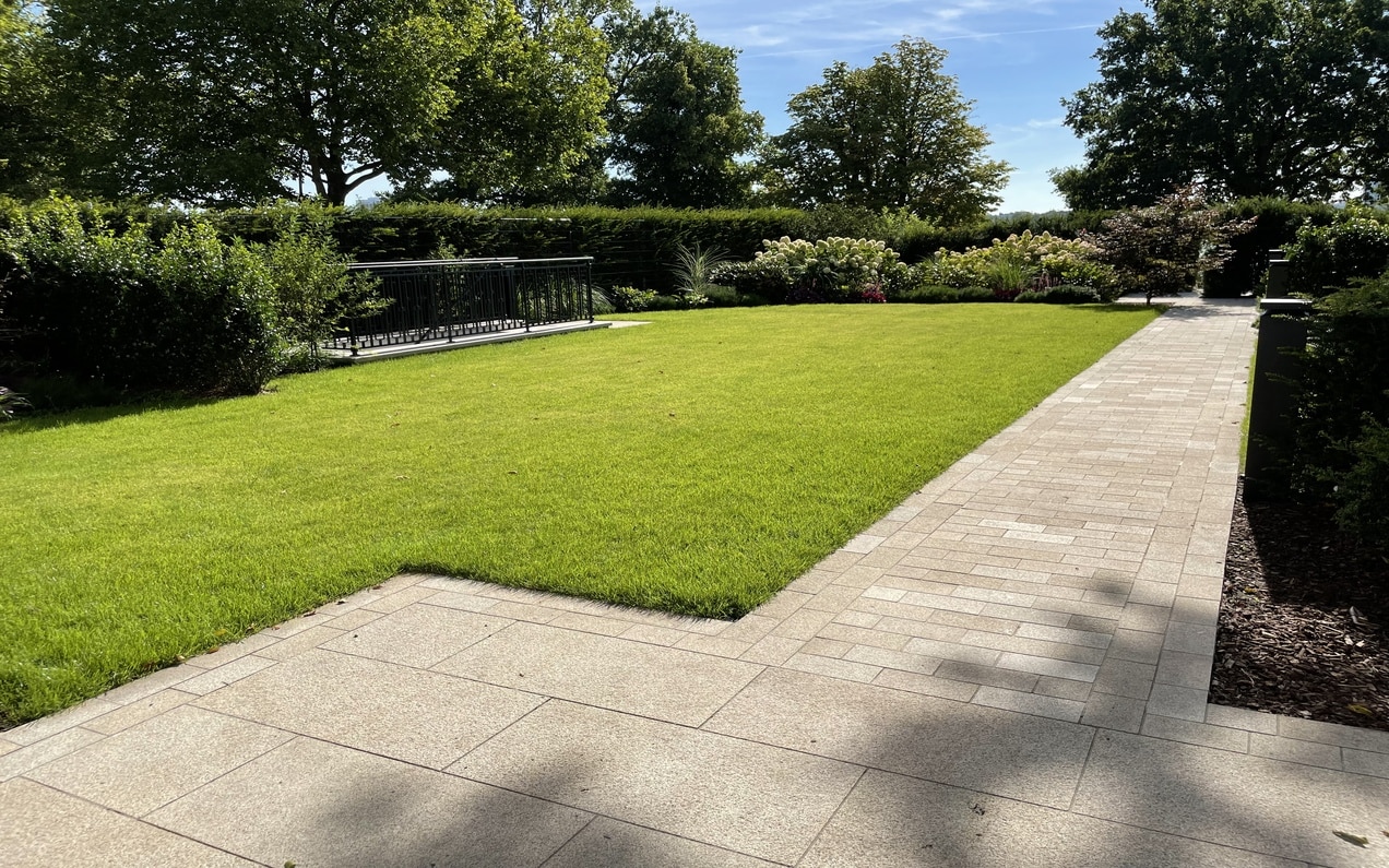 Gehweg und Grünfläche mit Brand Gelb Granit aestivate Gehweg und Grünfläche aestivate.de