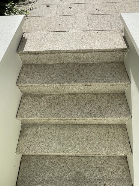 Granittreppe aus Brand Gelb draußen aestivate Granittreppe aus Golmberg Granit