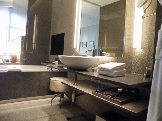 Tjörn gra Badezimmer Granitfliesen aestivate Badezimmer von aestivate2