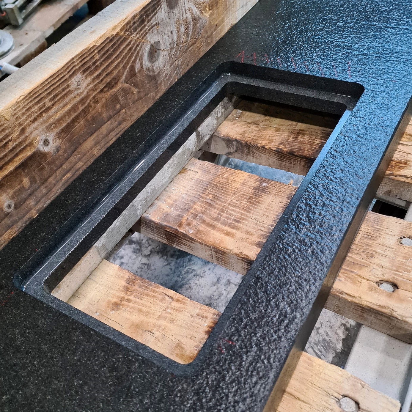 Einbau-von-Naturstein-Arbeitsplatten